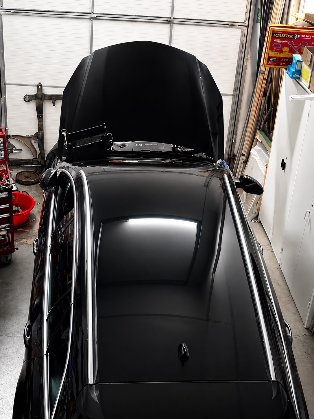 Vehículo con el capó abierto en el taller VICTOR CARS de Mejorada del Campo