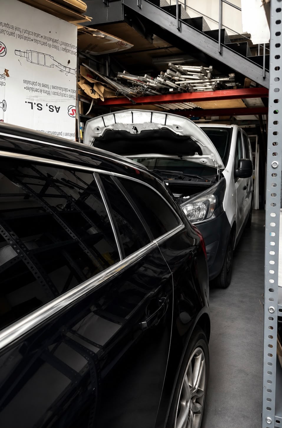 Interior de la nave del taller VICTOR CARS con varios coches en reparación
